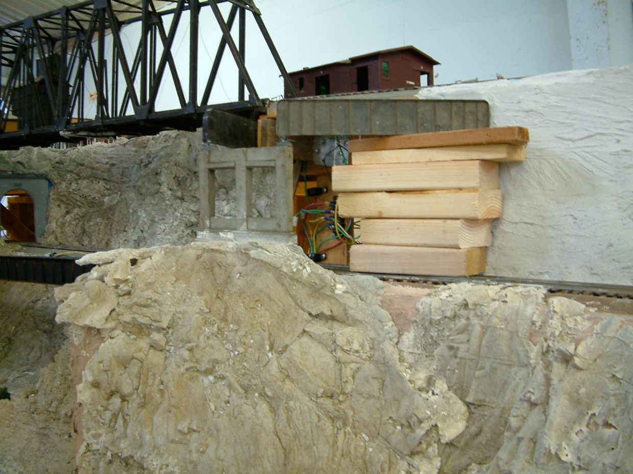 Rock work and bridge detail (Heller)