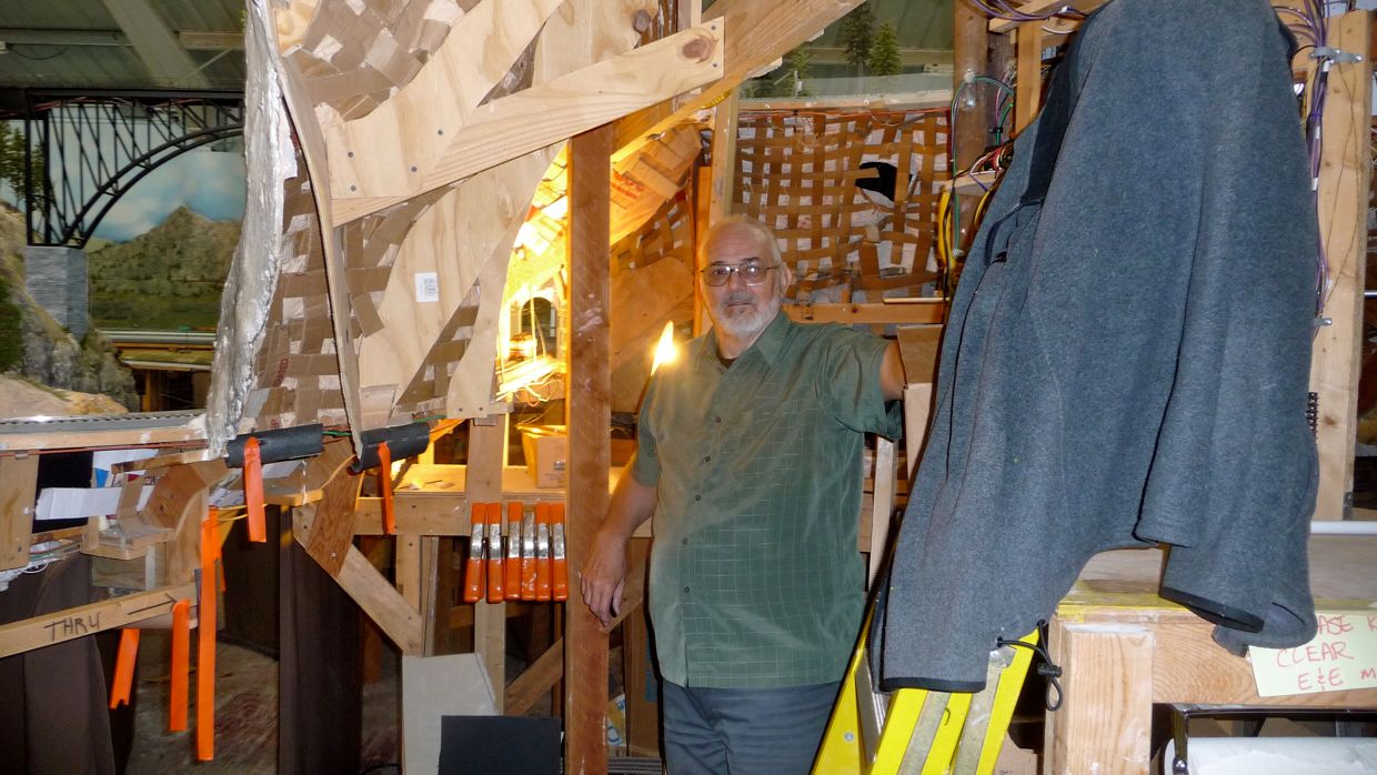 Robin Graham working on Interurban overhead. 22 Oct 2010.