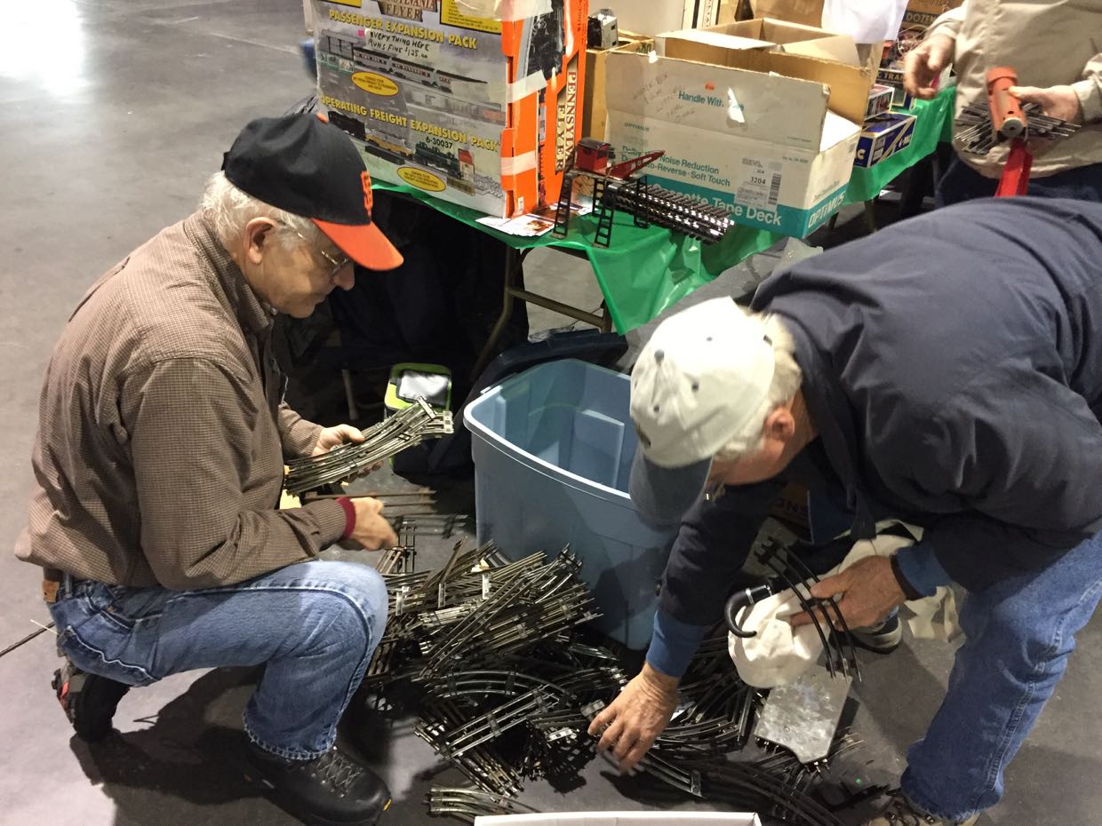 Dave Goslee w. customer @ Sac Great Trainshow, 7-8Jan17 - 03